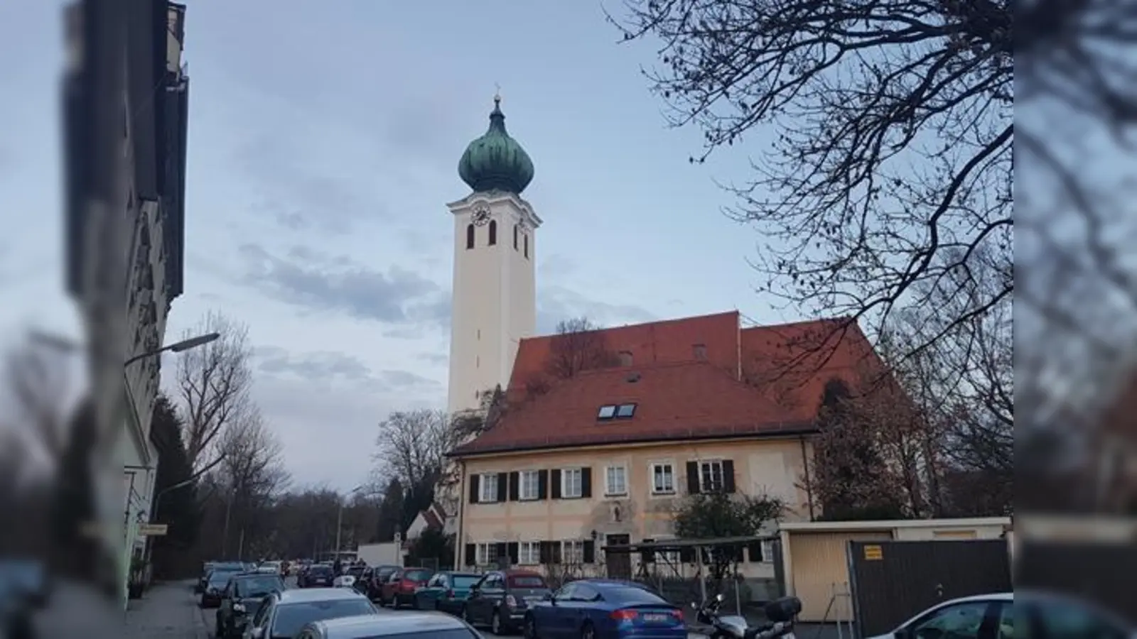Der historische Ramersdorfer Ortskern leidet unter dem Lärm der Ausfallstraßen und wenig Platz. Die lange geplante Aufwertung des Gebiets ist jetzt beschlossene Sache.  (Foto: bs)