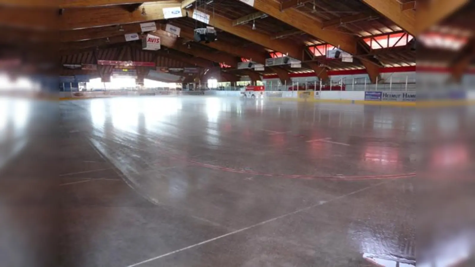 Bevor es ab nächster Woche endlich wieder aufs Eis gehen kann, muss ein Heer von Fleißigen für die perfekteneisigen Bedingungen sorgen. Eine Menge Arbeit steht also noch bevor, bevor das eigentliche Traininig beginnen kann.                       (Foto: smg)