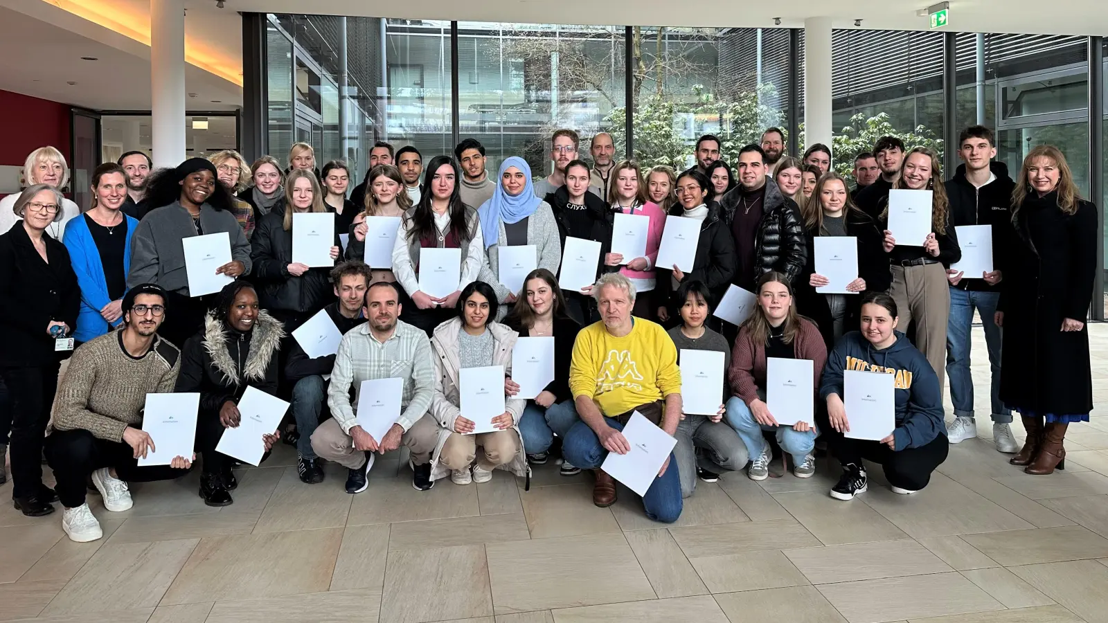 33 Schülerinnen und Schüler starten nach erfolgreicher Probezeit an der Berufsfachschule für <br>Pflege in die Pflichteinsätze auf den Stationen. (Foto: Starnberger Kliniken)