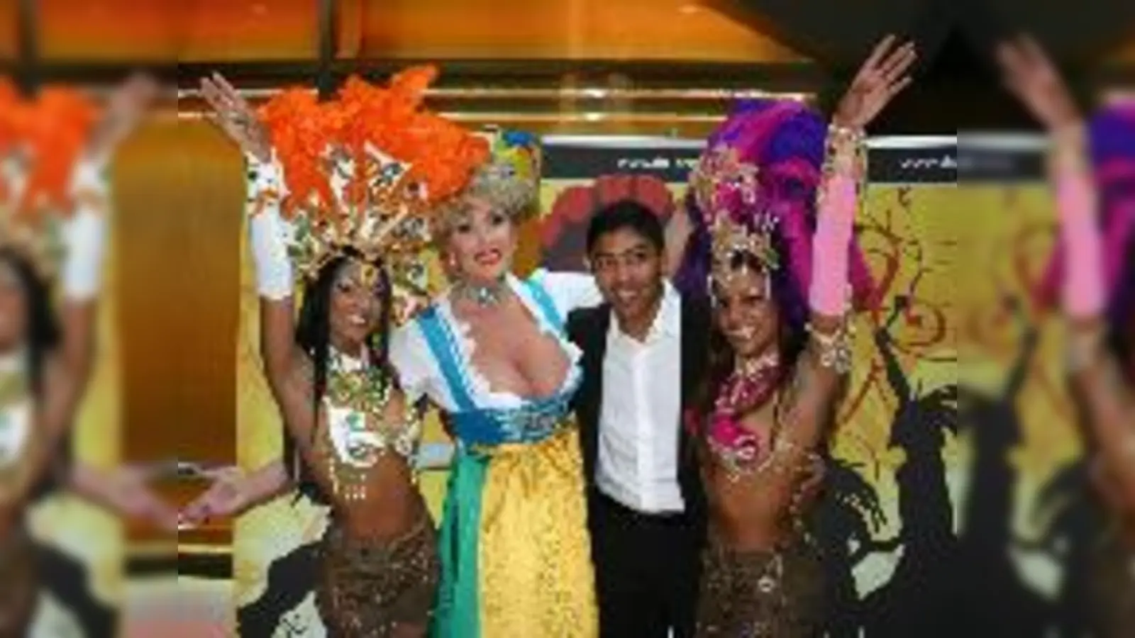 Willkommen zu Giovane Elbers do Brazil  Elber und Gloria Gray (2. v. li.) freuen sich auf viele Zuschauer.	 (Fotos: cr)