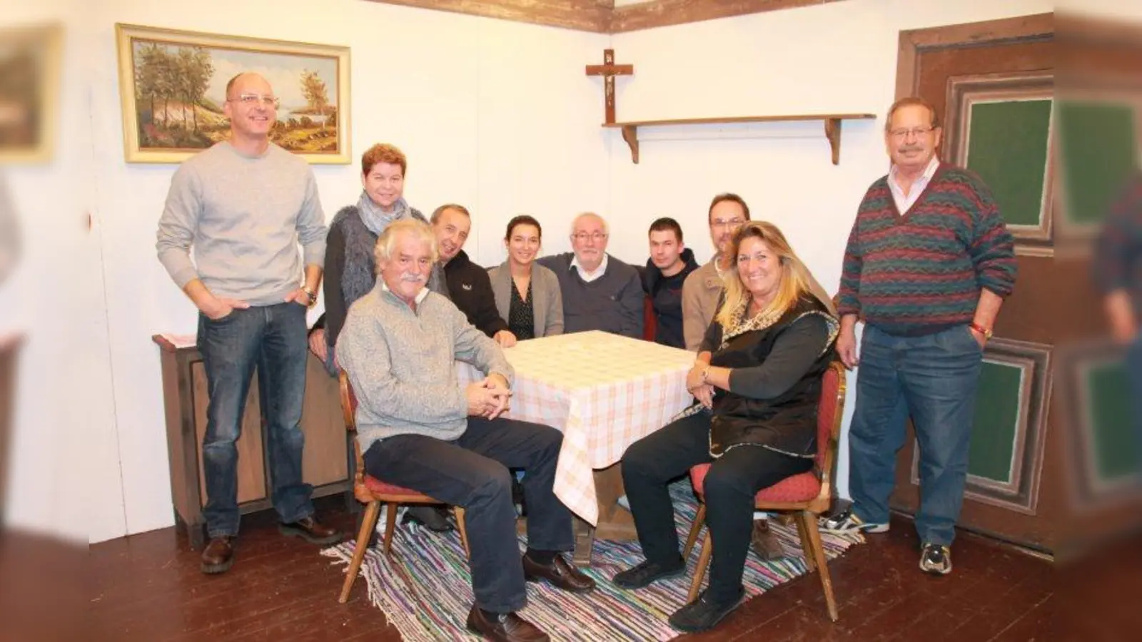 Das Ensemble mit den beiden Spielleitern: v.l. Stefan Gruber, Elisabeth Schlerf, davor Walter Giltner, Peter Krötz, Julia Frank, Jochen Schmick, Andreas Stürzer, Michael Schlembach, davor Gisela Fuchs und rechts Ernst Pritschet. (Foto: bb)
