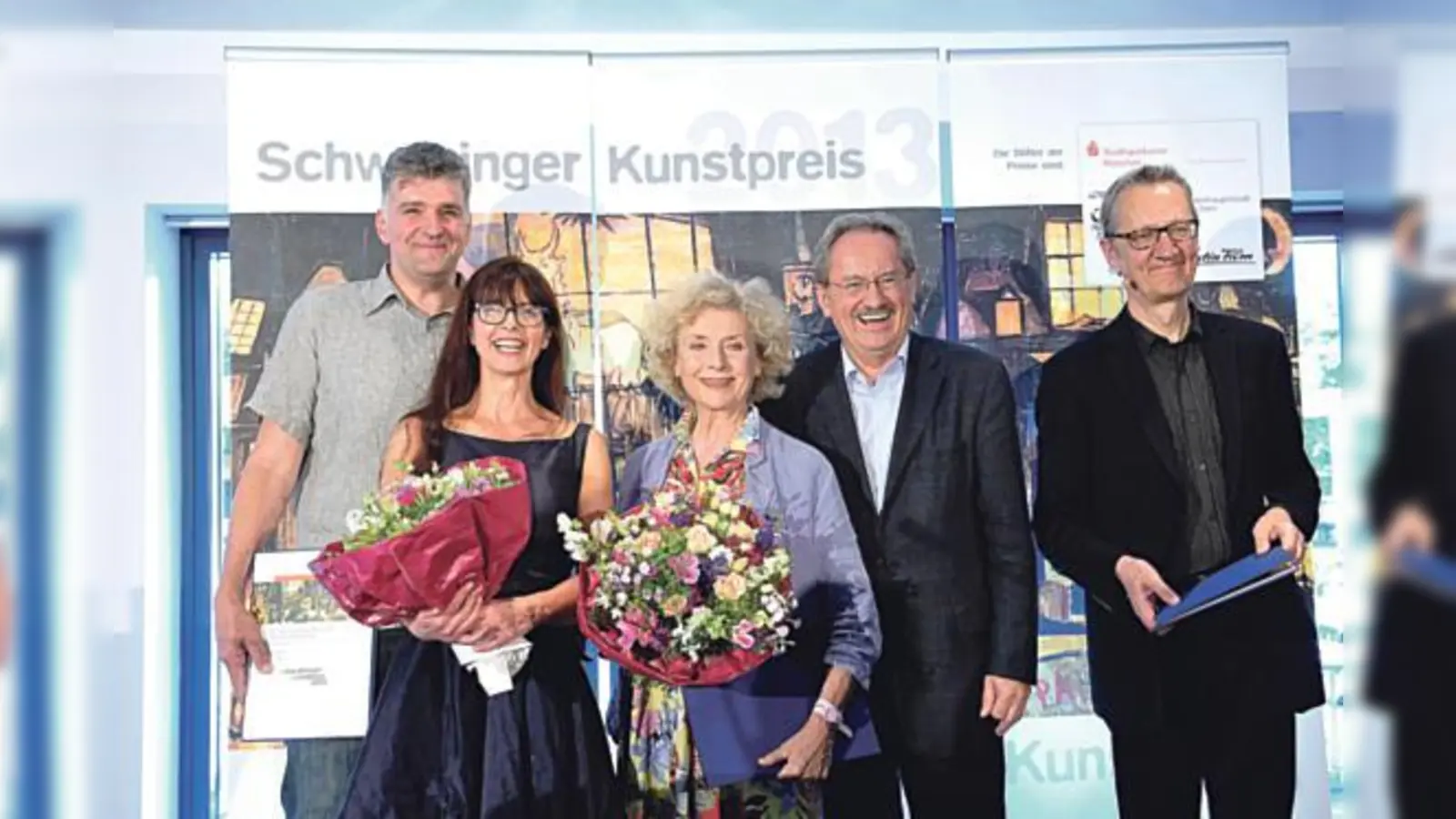 Oberbürgermeister Christian Ude (2. v. r.) hat die diesjährigen Preisträger des Schwabinger Kunstpreises  (Foto: Michael Wladarsch, Sylvia Katz­winkel, Ilse Neubauer und Holger Paetz (v. l.). sskm)