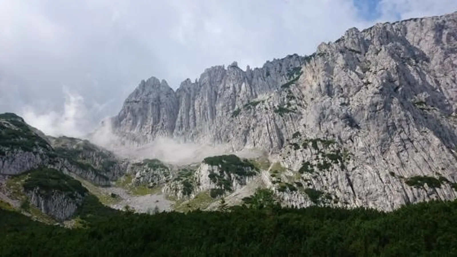 Die Tour zur Fritz-Plaum Hütte führt mitten durch die Felsabbrüche des Wilden Kaiser.	 (Foto: Stefan Dohl)