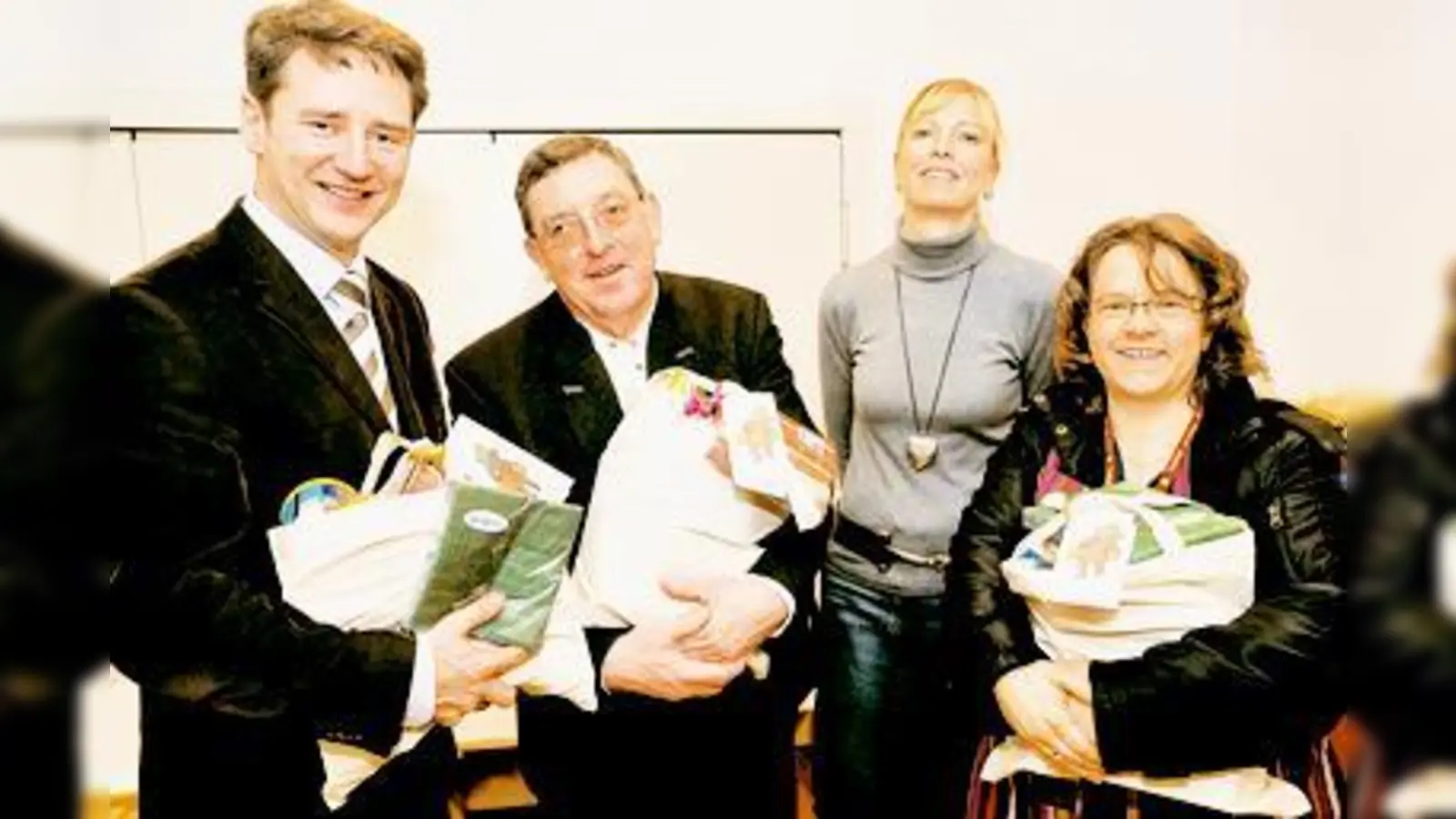 Trotz zahlreicher Spenden für den Ottobrunner Tisch, wie hier von Bürgermeister Stefan Kern (Brunnthal), Pfarrer Toni Wolf, Verena Brandt und Iris Rauh, muss die Gebühr für den Nutznießer erhöht werden.   (Foto: Claus Schunk)