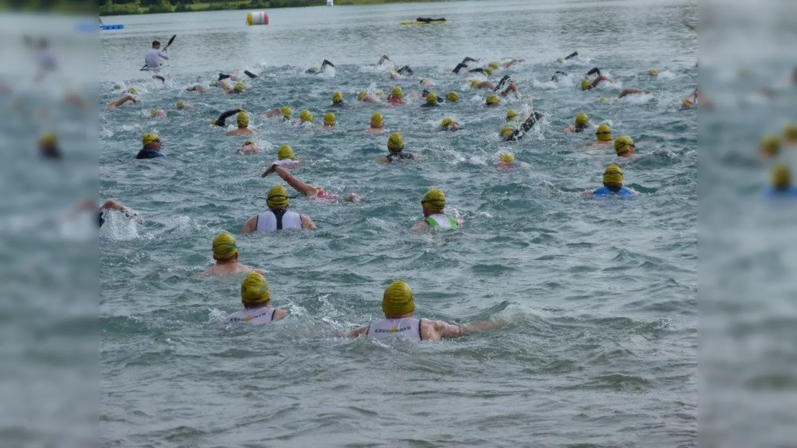 Bei kühlen 19 Grad Wassertemperatur ging es für die erste Disziplin in den Karlsfelder See. (Foto: Birgit Hausbeck)