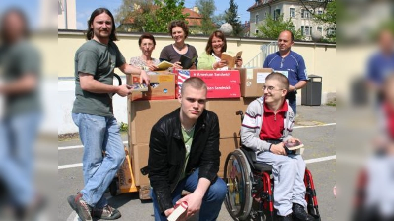 Thomas Fischer, Leiter der Behinderten-Werkstatt (links hinten) nimmt die gesammelten Bücher entgegen. Dabei (von links): Monika Schafferhans, Ulrike Langenfuß, Hauptschul-Lehrerin, Christine von Sprenger, Leiterin Grundschule, Walter Schafferhans; vorn: Natanael Schmidt und Christian Roudi. (Foto: tg)