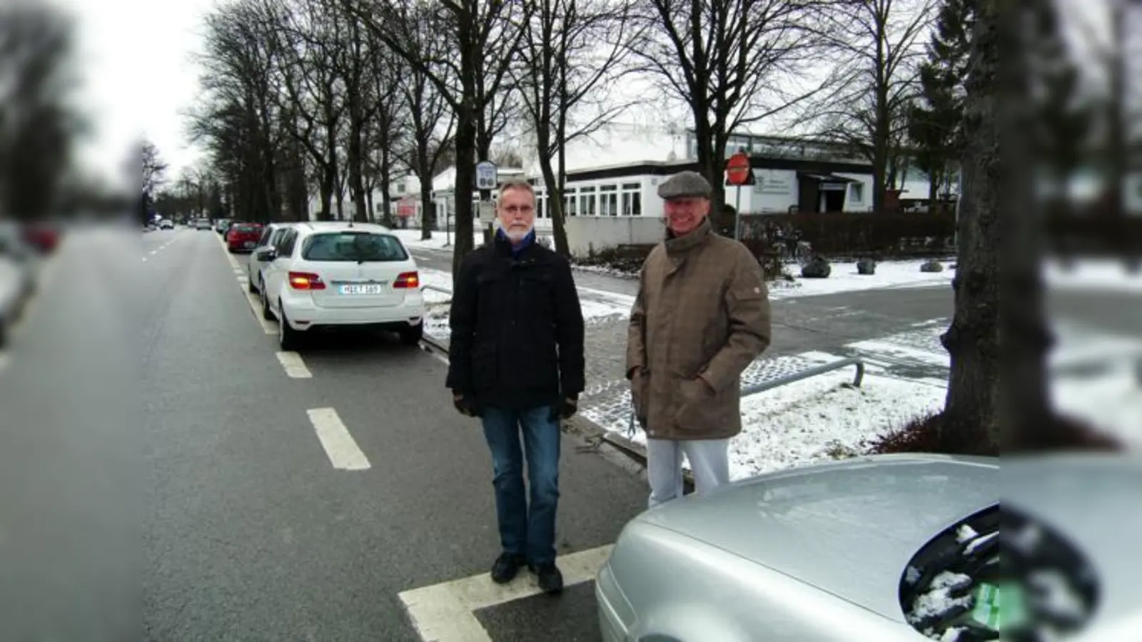 Ulrich Antony (links) und Peter Demuth von der Turnerschaft Jahn an der Ausfahrt des Vereinsparkplatzes auf die Weltenburger Straße, die auch durch eine Markierung auf dem Fahrbahnrand entschärft werden soll.	 (Foto: ikb)