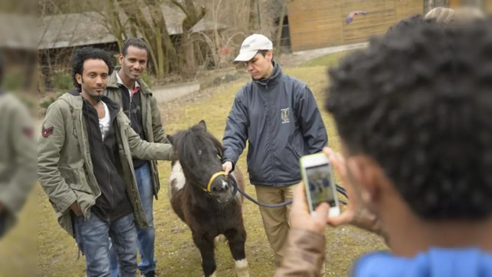 Für die vielen Flüchtlinge war der Besuch im Tierpark eine willkommene Abwechslung vom Alltag.	 (Foto: Münchener Tierpark Hellabrunn AG)