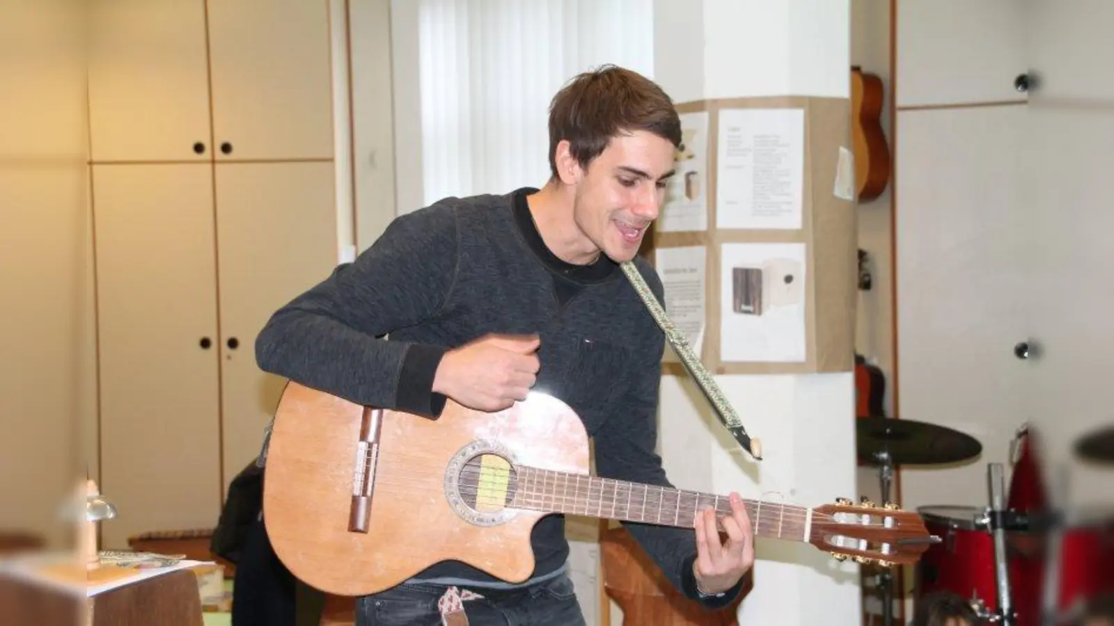 Chorleiter Michi Hahn greift gerne zur Gitarre, begleitet den Chor aber auch mal am Klavier oder auf einem anderen Instrument. Der Rhythmikraum lässt ihm viel Spielraum. (Foto: bb)