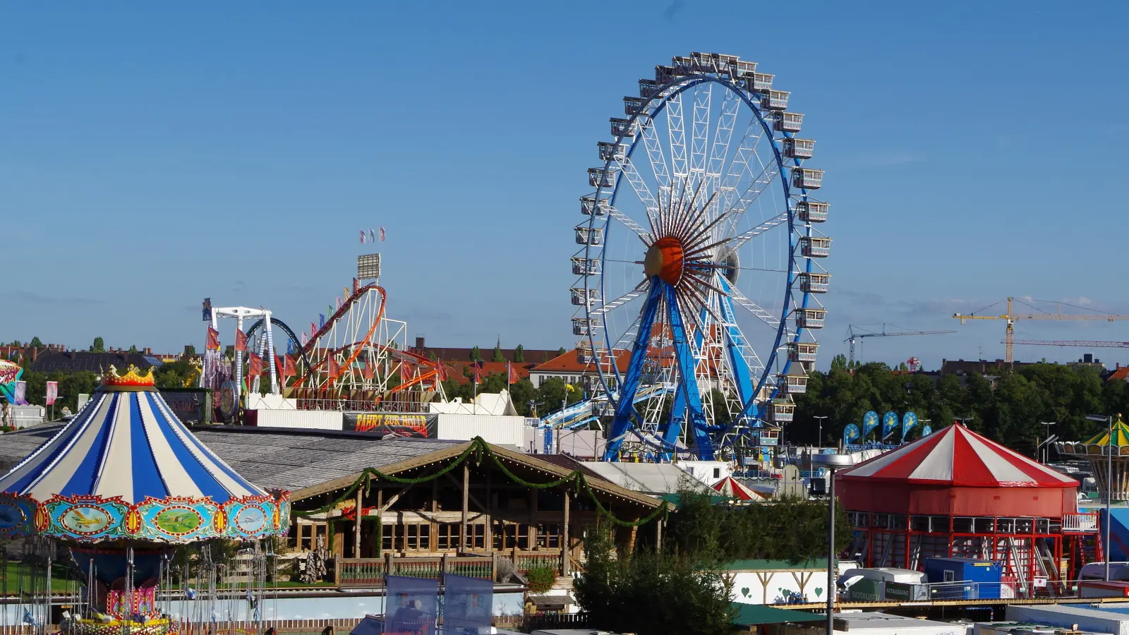Während auf der Theresienwiese eifrig gefeiert wird, klagen Bürger darüber, dass die Fläche auch vor und nach dem Oktoberfest zu lange für die Durchfahrt und Nutzung gesperrt ist. (Foto: Beatrix Köber)