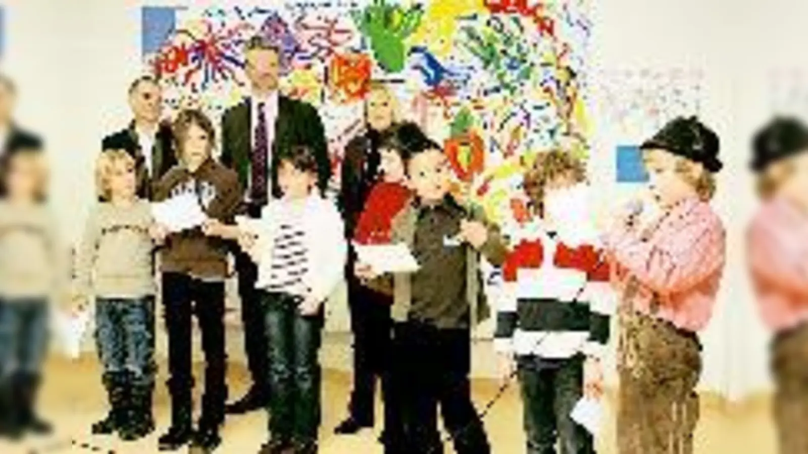 In französischer Sprache stellte ein Schüler im Beisein von Künstler Bernard Boissel, Schulleiter Francois Beckrich und Schulleiterin Christine Mochel das Kunstwerk vor (v.li.).  (Foto: Karl Hirt)