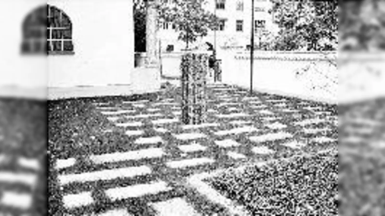 Die Kunstinstallation »Pol« von Uwe Jonas vor der Erlöserkirche. 	 (Foto: VA)