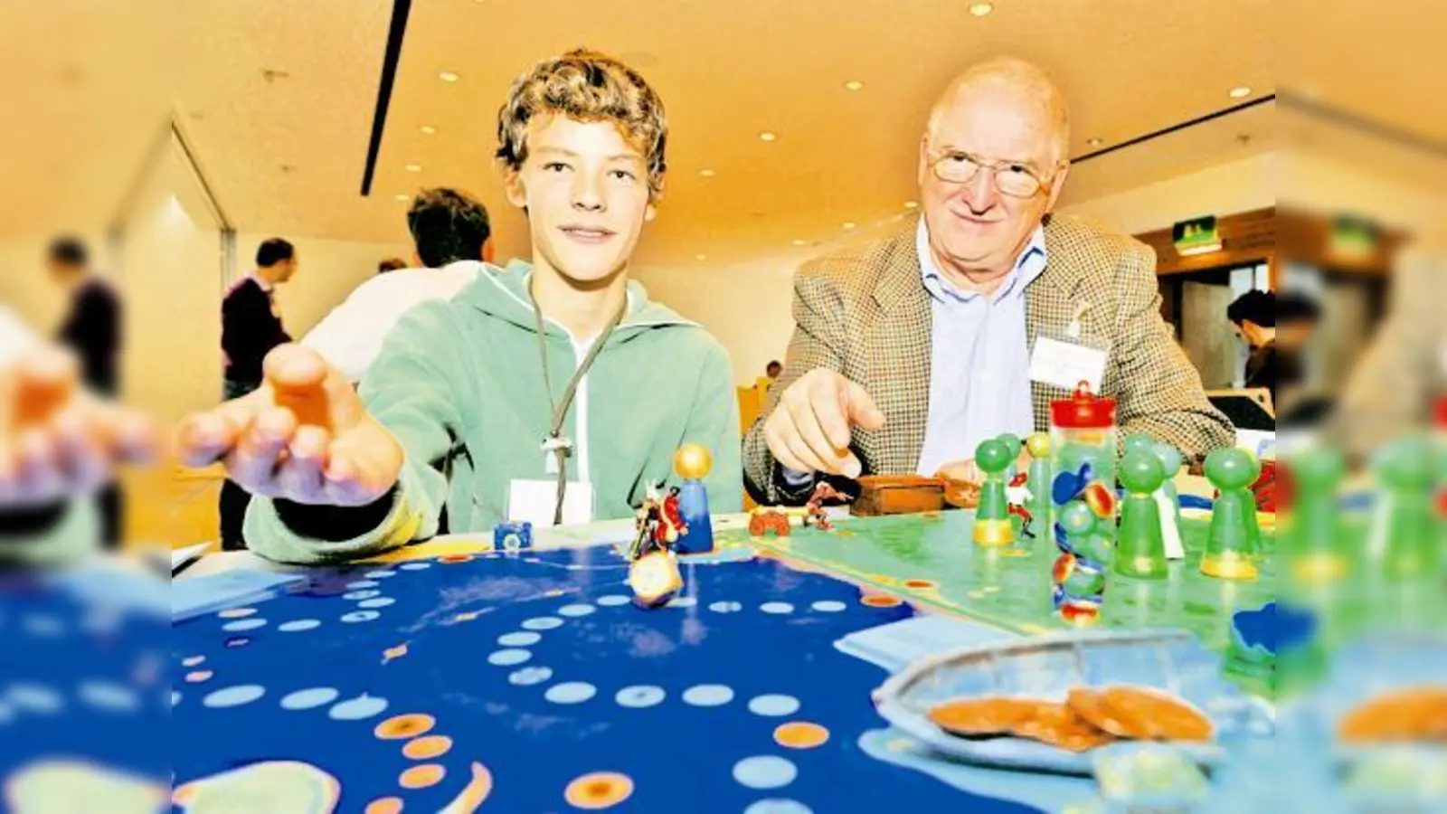 Tom Werneck (r.) probiert mit Raphael Renter bei der Spieleerfinder-Messe eines der vielen neuen Brettspiele aus. 	 (Foto: Schunk)