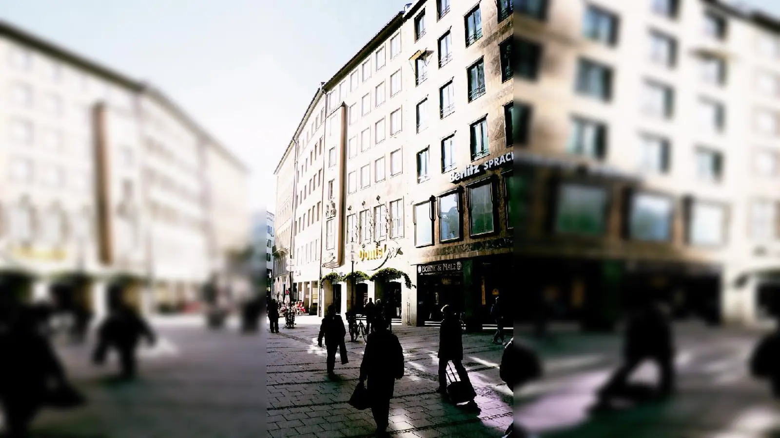 Tradition und Moderne: Blick in die Weinstraße. (Foto: VA)