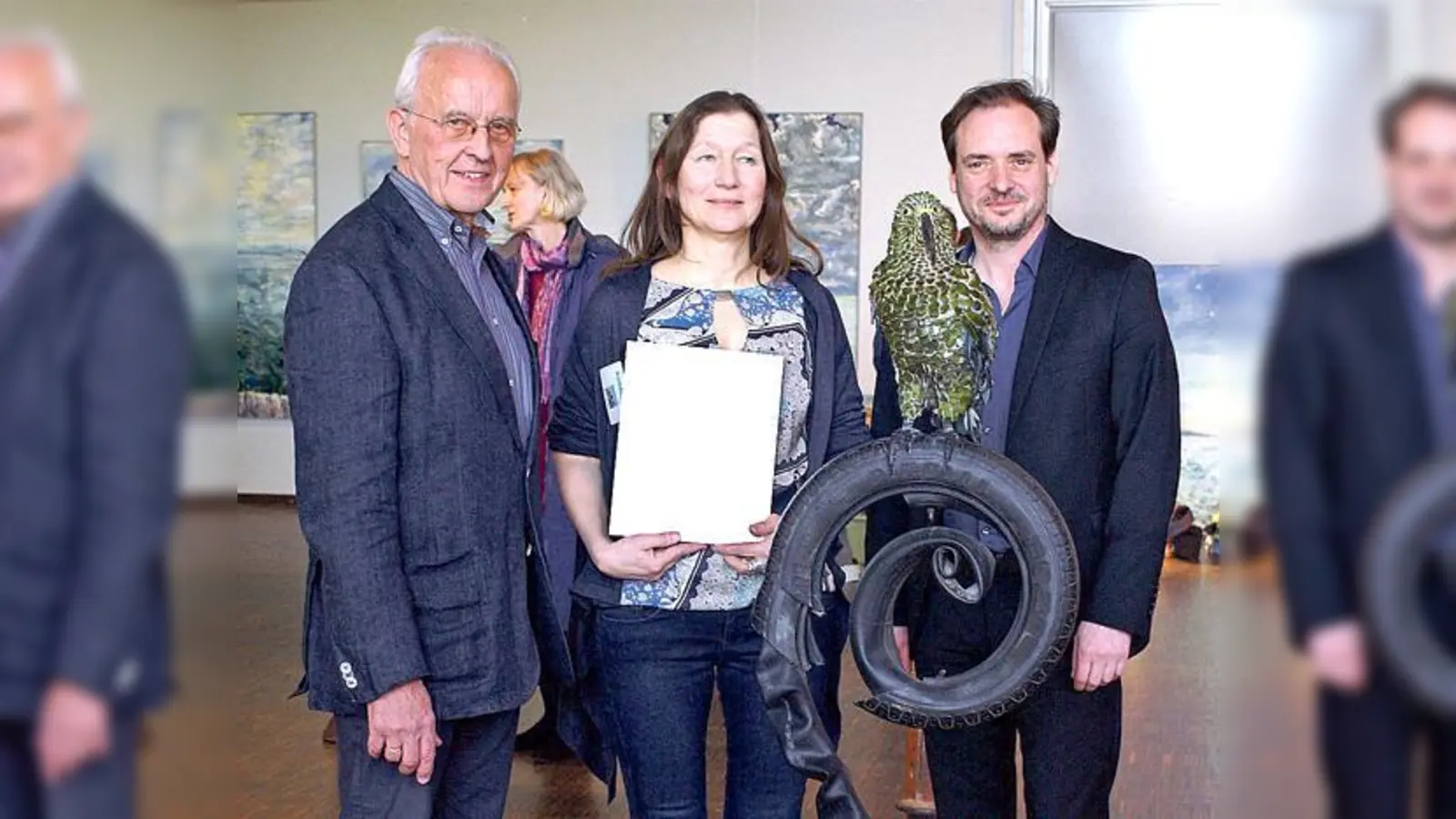 Karin Gerwien ist die stolze Trägerin des ersten Publikumspreises. Hier neben Peter Gierse (li) und Dr.. Ingo Mittermaier (re.).	 (Foto: Gemeinde Trudering)