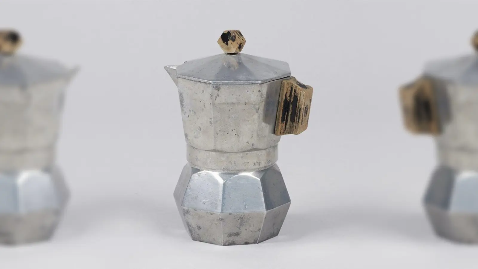 Die älteste Kaffeemaschine im Regal der Sonderausstellung &amp;quot;Kosmos Kaffe&amp;quot; im Deutschen Museum: Die erste Moka Express von Alfonso Bialetti aus dem Jahr 1933. (Foto: Deutsches Museum)