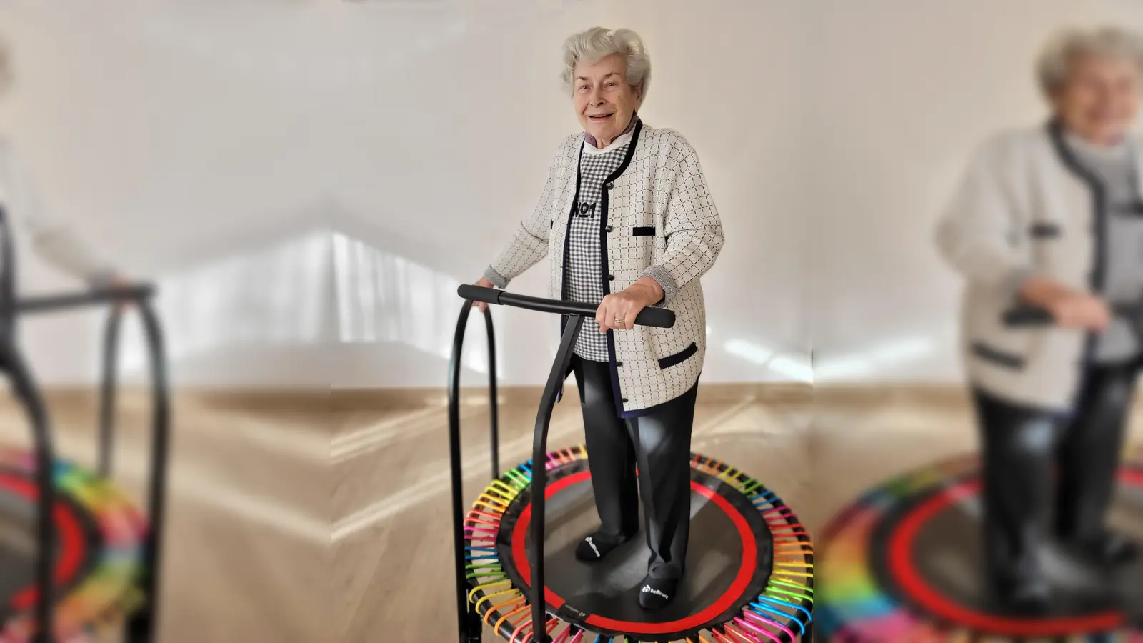 Eine Seniorin steht sichtlich von Freude erfüllt auf dem bunten Trampolin.  (Foto: AWO-Seniorenzentrum Kirchseeon)