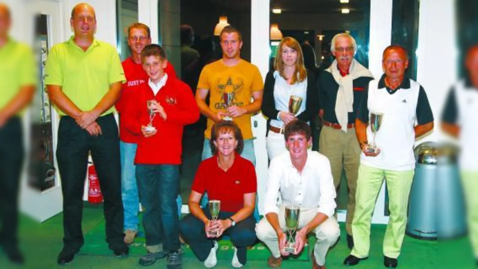 Die erfolgreichen Meister und Vizemeister (v.l.): Jens Bücker (Leiter der Golfanlage), Holger Entl, Arthur Lütkemeyer (Clubmeister Jugend), Christian Wegeler, Marion Wegeler (Clubmeisterin Damen), Günter Obermeier und Reinhold Piesczek (Clubmeister Senioren) sowie (vorne) Birgit Kuhn und Thomas Kuhn (Clubmeister Herren). (Foto: pi)