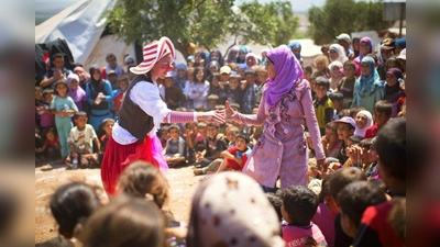 In einem syrischen Flüchtlingslager brachten die Clowns ohne Grenzen Kinder zum Lachen, die schon lange nicht mehr Grund zu lachen haben. (Foto: pe)
