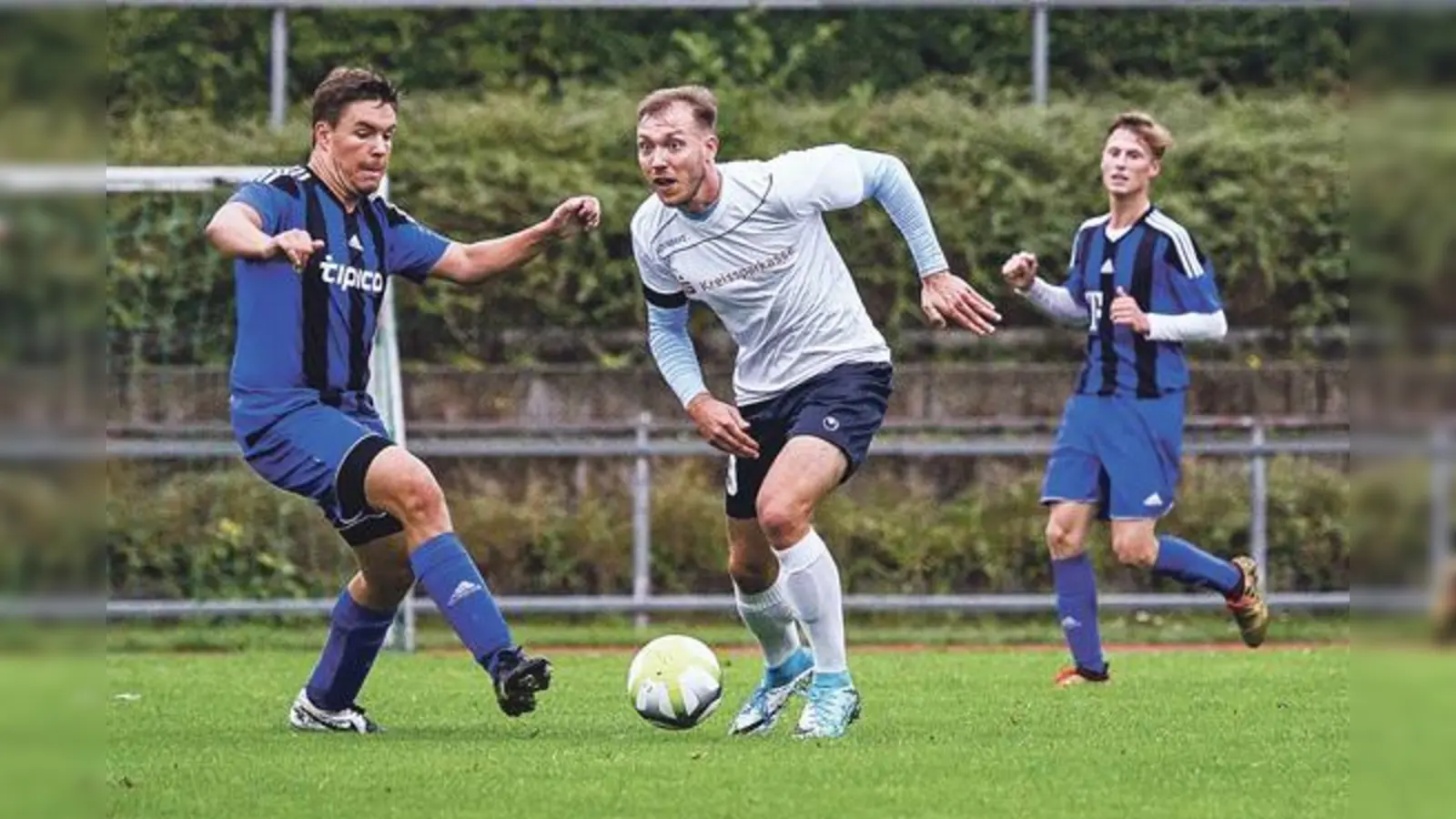 Der TSV Ottobrunn (weiß) und der FC Alemannia München hoffen beide darauf, den Klassenerhalt ohne den Umweg über die Relegation zu schaffen. 	 (Foto: Christian Riedel)