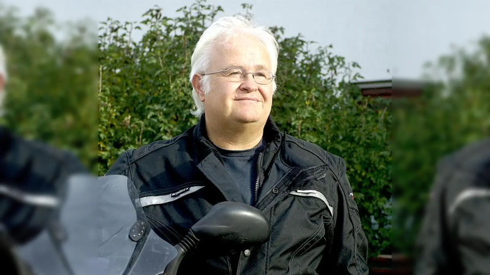 Frank Merlin (Pseudonym) ist bei schönem Wetter viel mit seinem Motorroller unterwegs und stets auf der Suche nach neuen Schauplätzen und Covervorlagen für seine Romane und Krimis.	 (Foto: privat)
