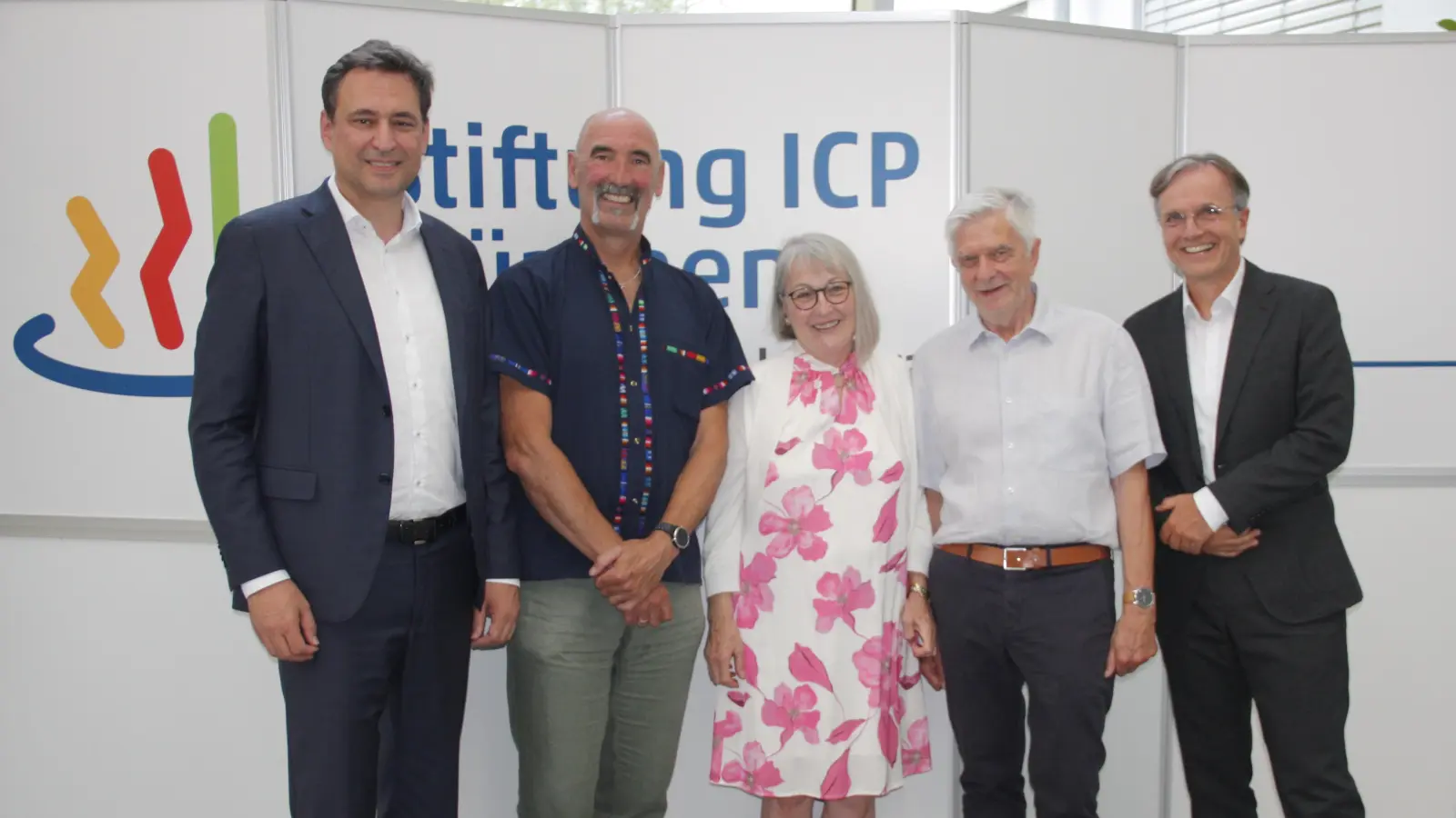 MdL Georg Eisenreich mit den Ehrenamtlichen Peter Kleinz, Renate Klose und Rolf Niemeyer sowie Thomas Pape (Vorstandsvorsitzender Stiftung ICP) freuen sich über das ehrenamtliche Engagement (von links). (Foto: job)