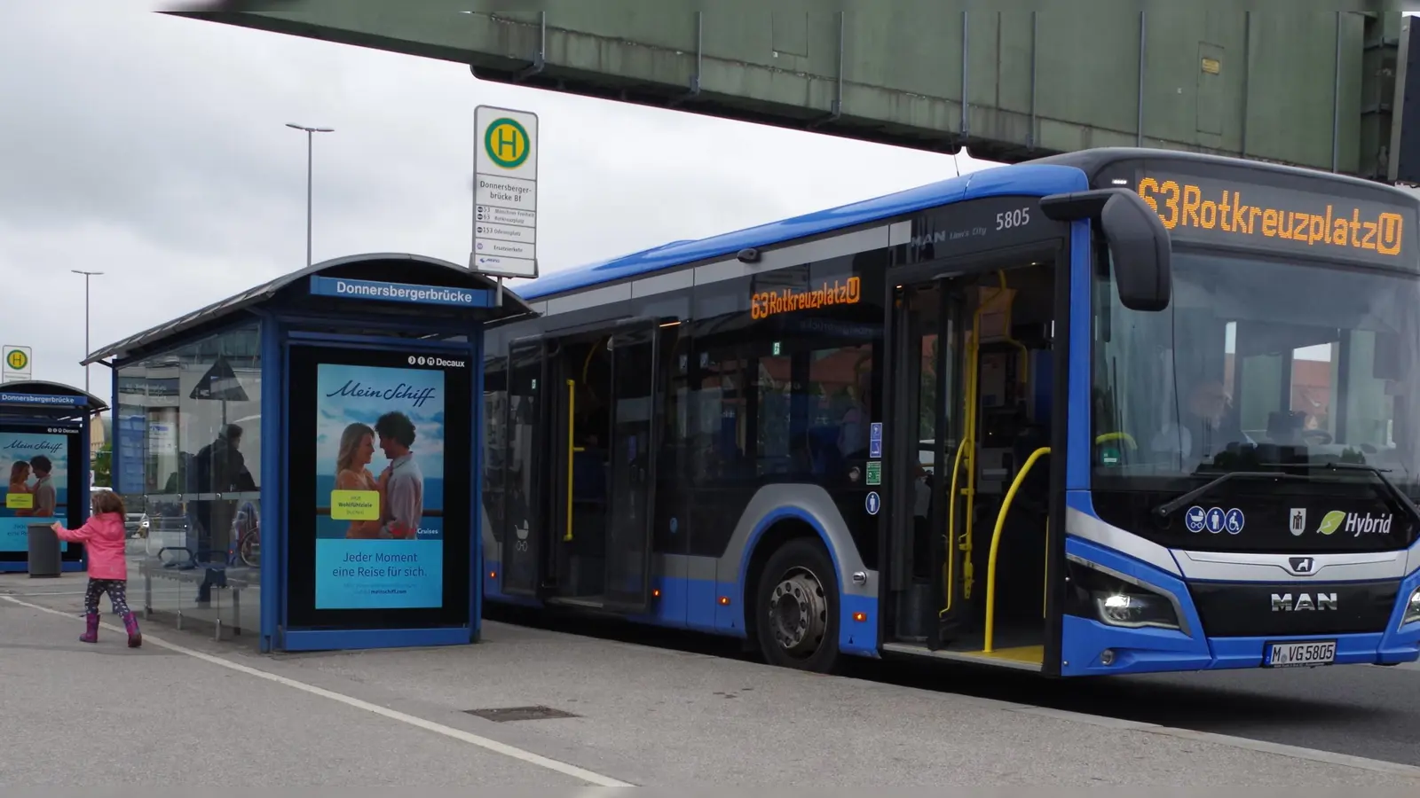 Die Donnersbergerbrücke soll sicherer, barrierefrei und nutzerfreundlicher werden, dafür setzt sich der Bezirksausschuss ein und schlägt u.a. einen Witterungsschutz an den Bushaltestellen vor. (Foto: Beatrix Köber)