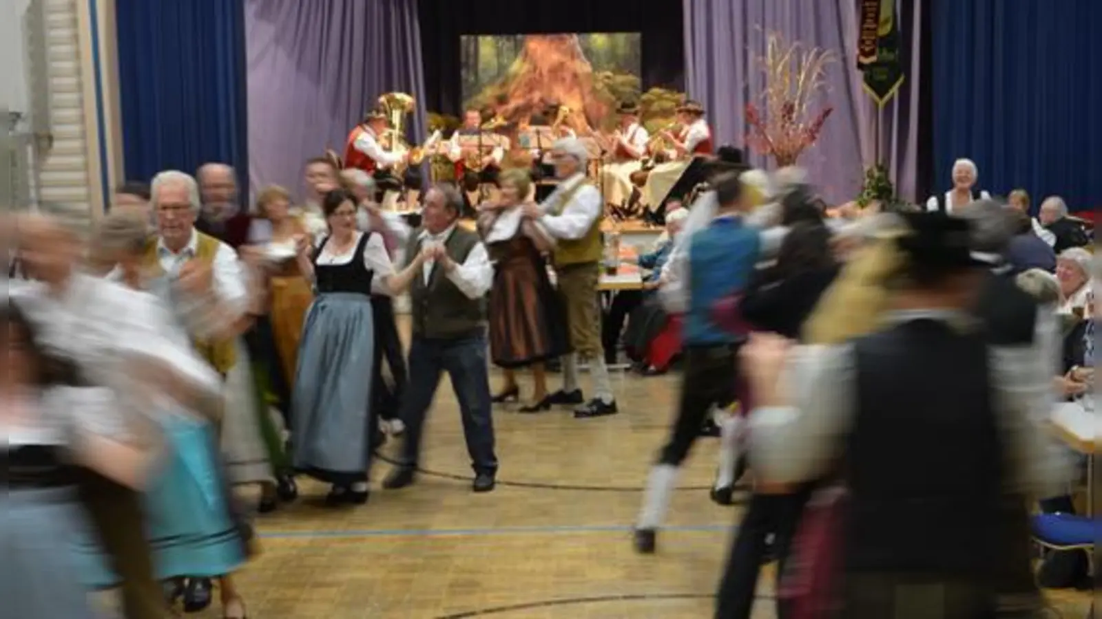 Zu einem schönen Rahmen tragen die Gäste bei, wenn sie im Trachtengwand kommen.  (Foto: VA)