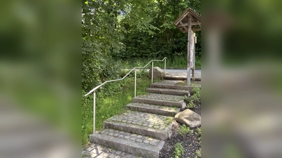 Das neue Geländer an der Treppe zum Pfarrstadel ist nicht nur formschön, sondern für ältere Menschen auch ein Faktor für mehr Sicherheit. (Foto: Gemeinde Weßling)