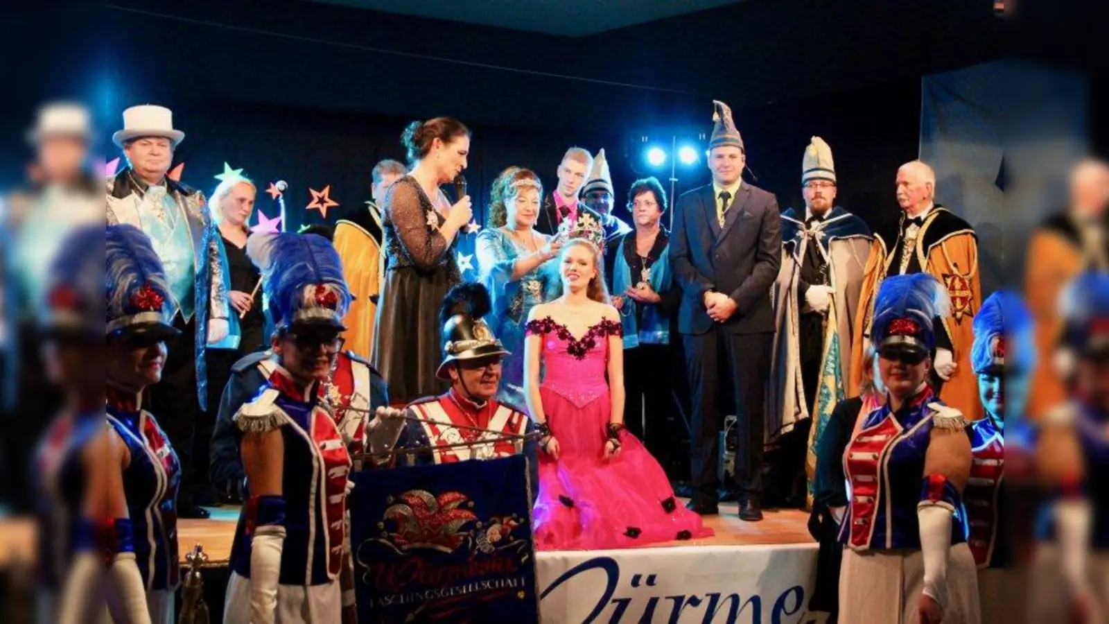 Dreifach Ramasuri: Das neue Würmesia-Prinzenpaar ist inthronisiert. Ihre Lieblichkeit Bianca II. nahm die Krone von Regine I. entgegen. Links daneben Würmesia-Präsidentin Tanja Wissel, dahinter Prinz Florian II. inmitten des Hofstaats. (Foto: us)