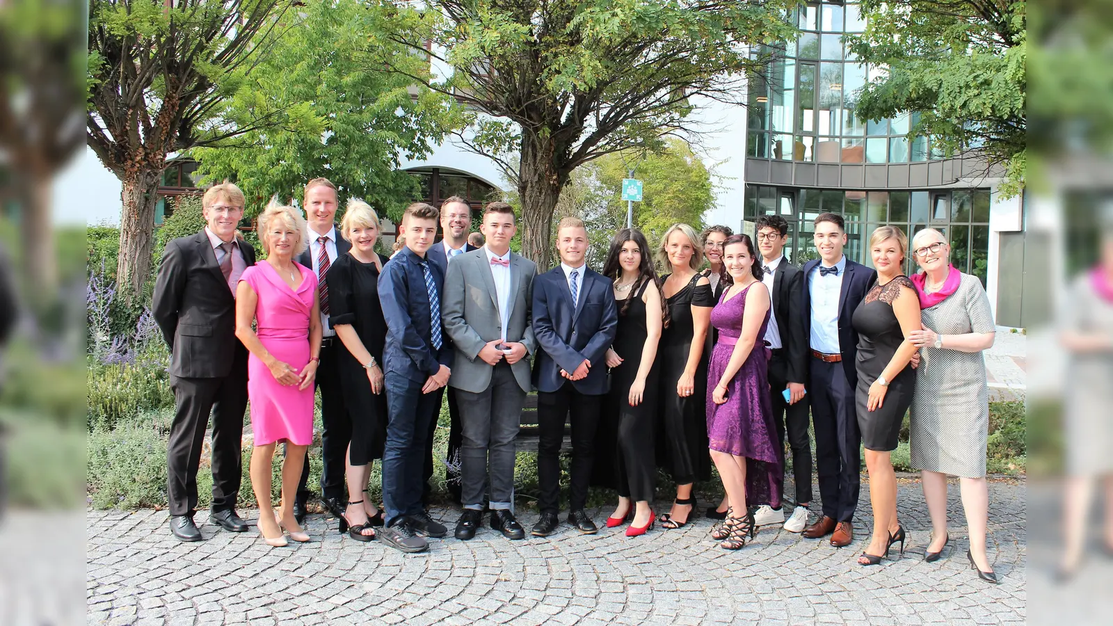 Ein Foto mit den besten Schülern des Qualifizierenden Abschlusses der Mittelschule. Die 16-jährige Schülerin Laura Poller war Jahrgangsbeste mit einem herausragenden Notendurchschnitt (1,56). (Foto: Mittelschule Erding )