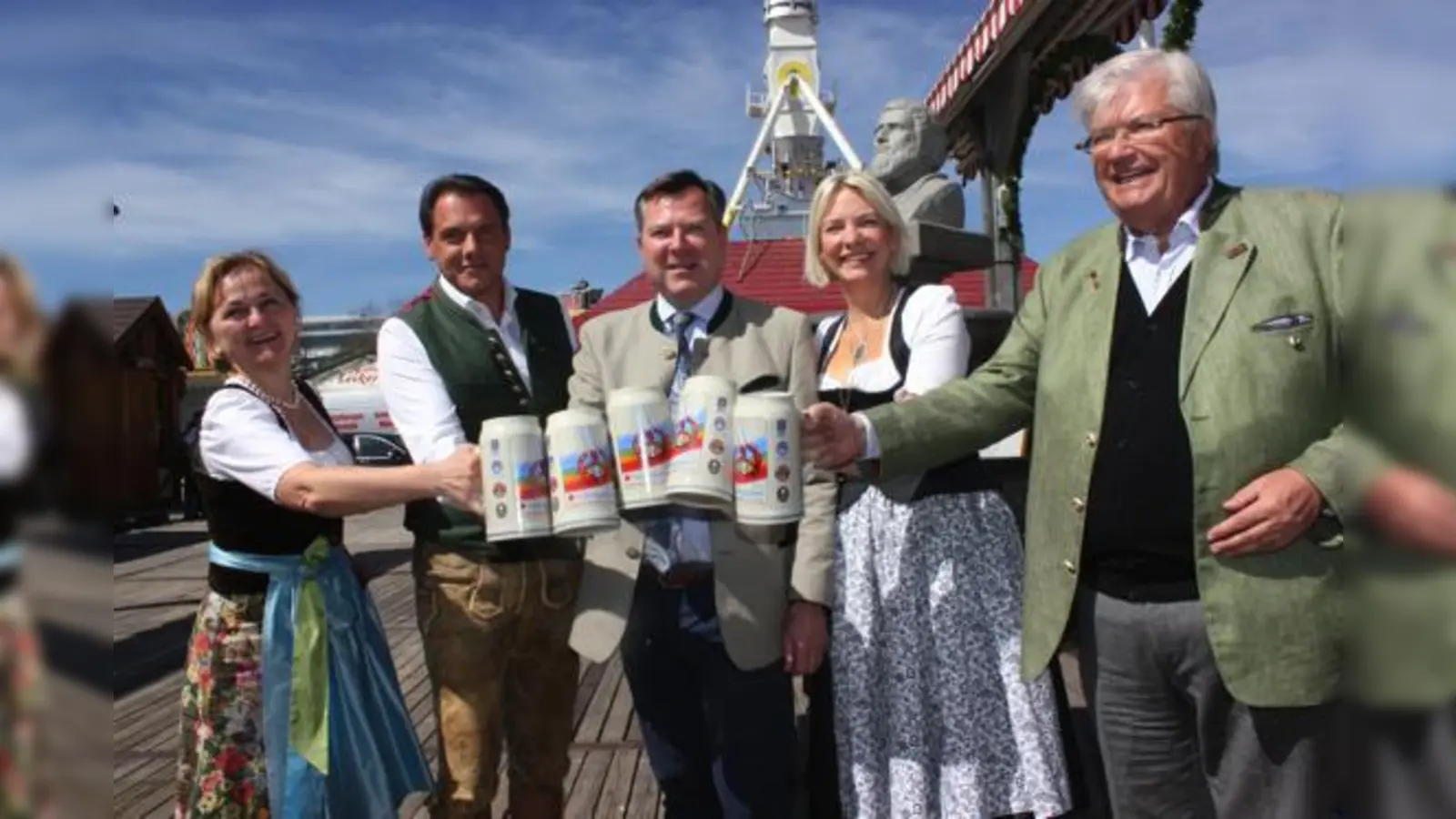 Johanna Barsy, Peter Schöniger, Josef Schmid, Tina Krätz und Edmund Radlinger stoßen auf ein schönes Frühlingsfest 2015 an.	 (Foto: cr)