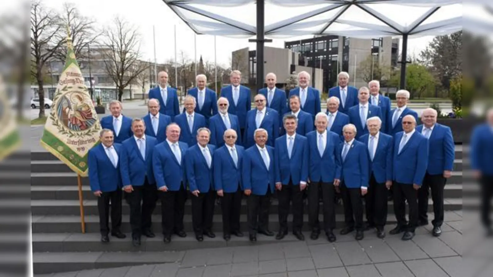 Die Sänger des Männergesangsvereins Unterföhring mit neuen blauen Sakkos und restaurierter Fahne feiern am 25./26. Mai ihr 100-jähriges Jubiläum.  (Foto: Verein)