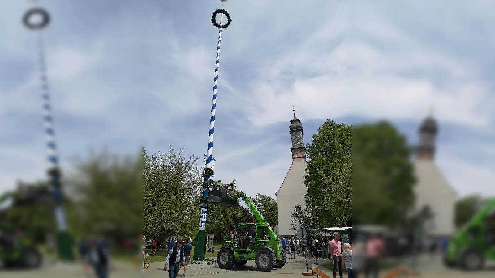 Nur noch ein wenig, dann steht der neue Maibaum in Oberbiberg kerzengrade auf dem Marienplatz.  (Foto: hw)