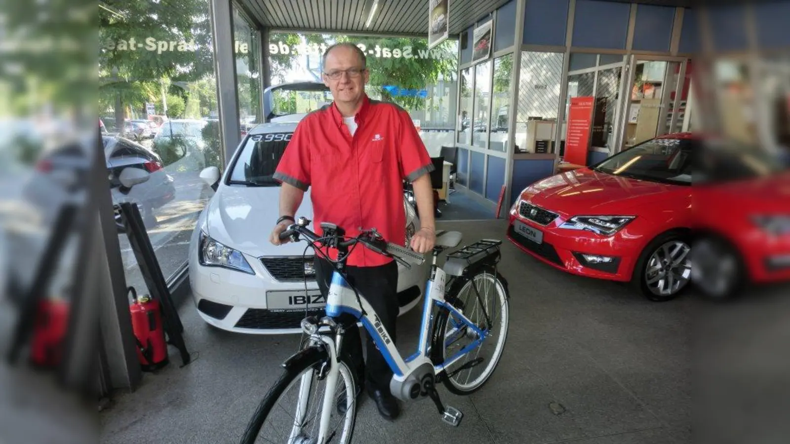 Helmut Spratter verkauft nicht nur Autos, sondern auch E-Bikes. Und er bildet junge Leute als Kfz-Mechatroniker und Automobilkaufleute aus. (Foto: DS)
