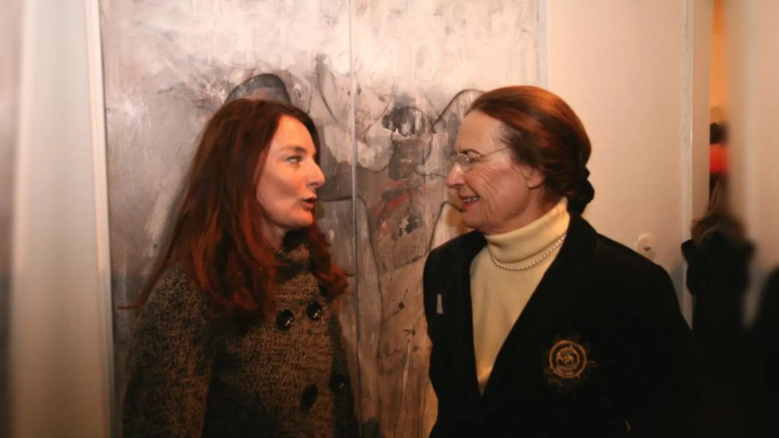 „Die Resonanz auf die Ausstellung hätte nicht besser sein können“, freuten sich Bettina Kurrle vom Kunstkreis und Erika Brink vom Hospizverein (v.l.). (Foto: US)
