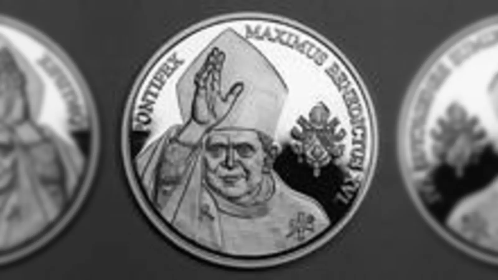 Die Vorderseite zeigt Papst Benedikt XVI., auf der Rückseite sind die Türme des Kölner Doms zu sehen.	  (Foto: Sammler Service)