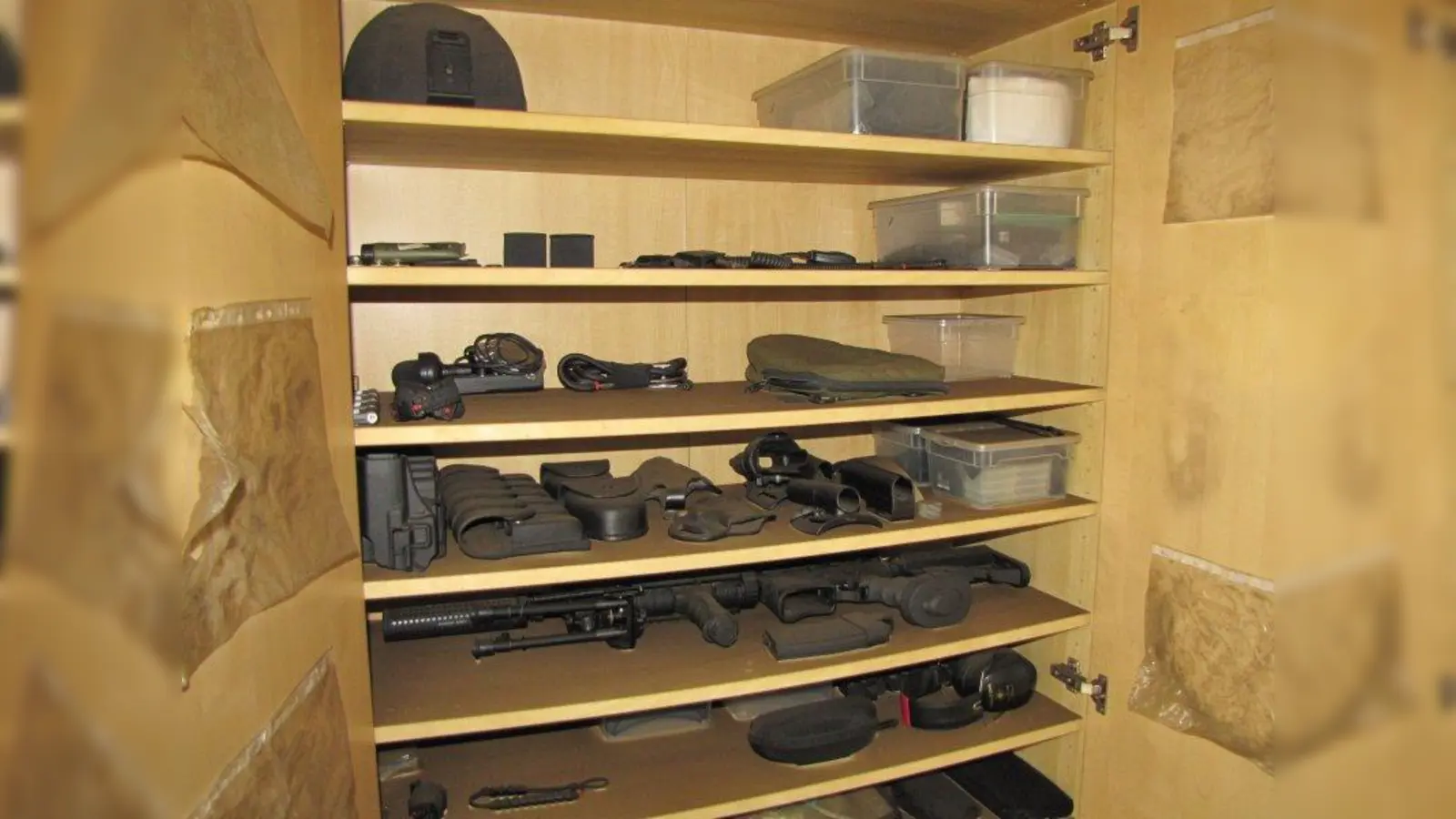 Der Waffenschrank des 32-Jährigen. (Foto: PP)