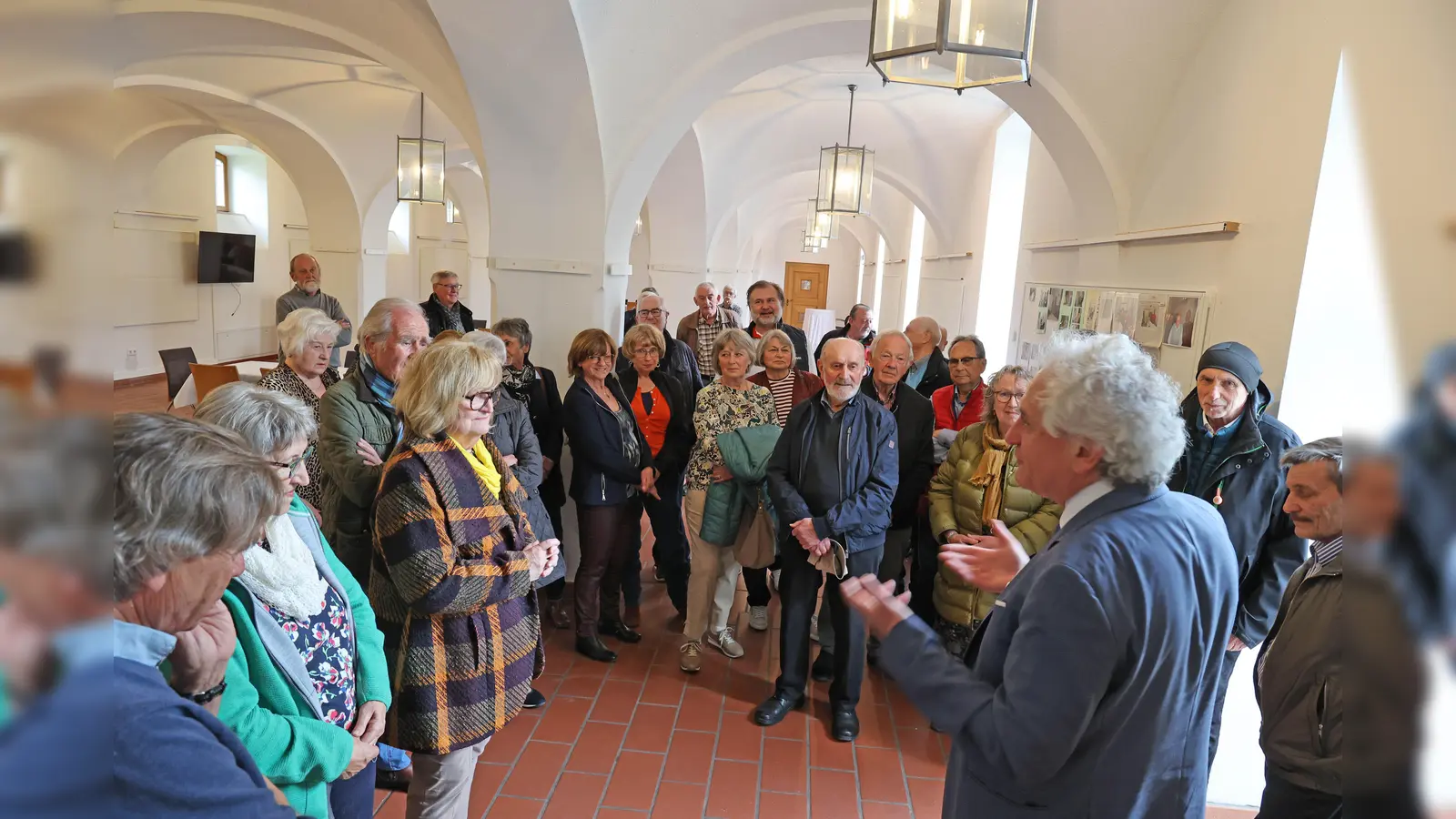 Rund 30 ehemalige Mitarbeiterinnen und Mitarbeiter des Landratsamts Freising durfte Landrat Helmut Petz begrüßen. (Foto: LRA Freising)