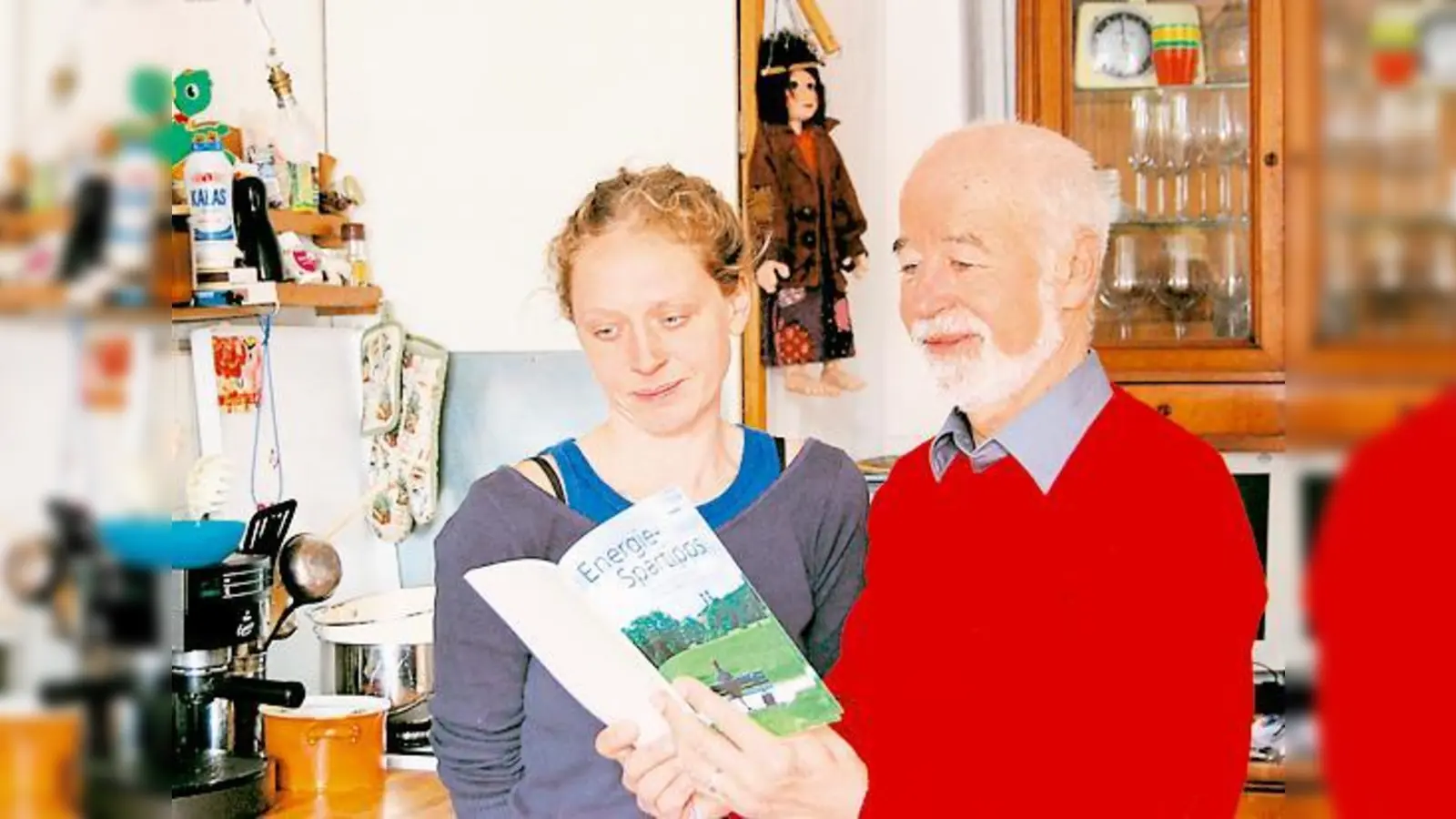 Energieberatung direkt zu Hause: Ulrich Alwardt gibt Katrin D. Tipps zum Energiesparen.	 (Foto: Katja Kirste)