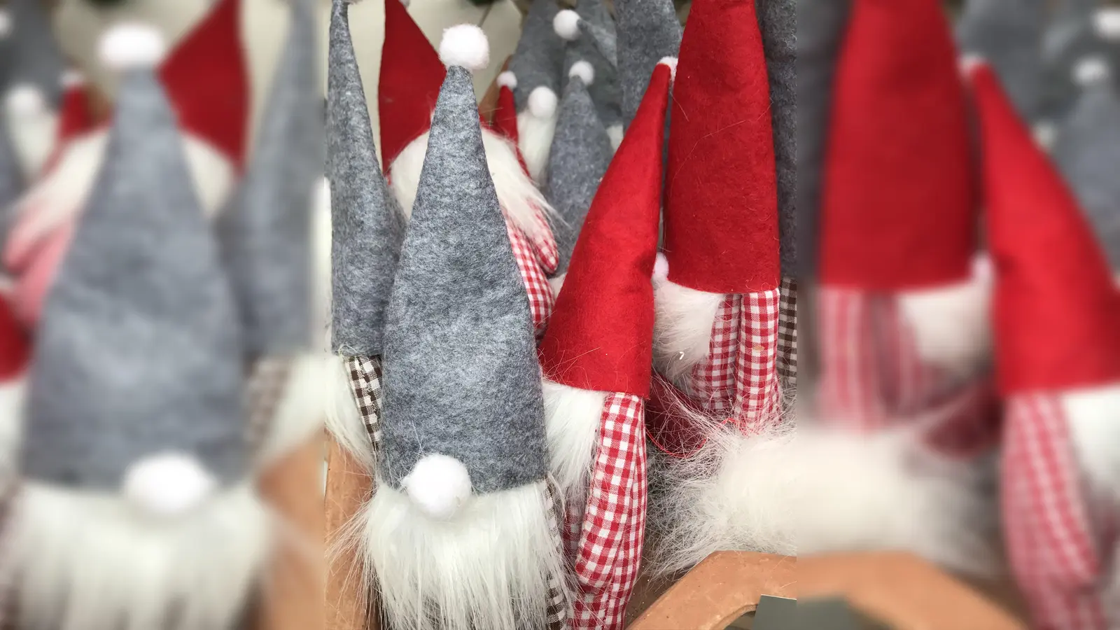 Viele kleine, liebevolle Geschenkideen erwarteten die Besucher des stimmungsvollen Hobbykünstlermarktes. (Foto: hw)