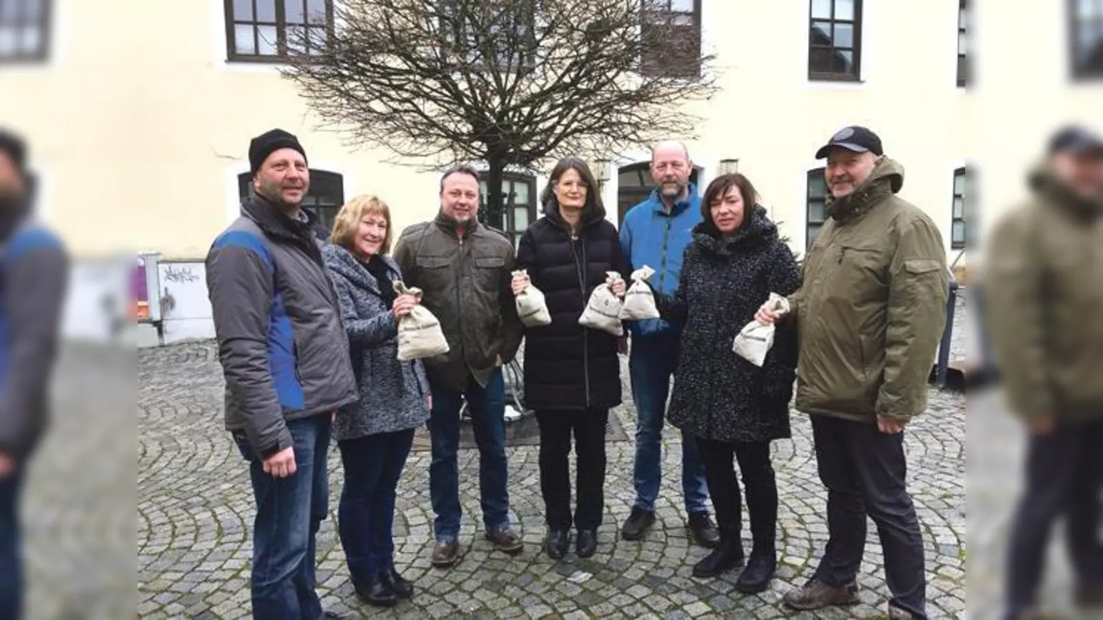 Spendenübergabe in Grafing: Michael Kossbiel, Andrea Behrend, Martin Heiler, Angelika Obermayr, Christian Beindner, Monika Maiwald und Roland Maiwald (v.li.). 	 (Foto: VA)