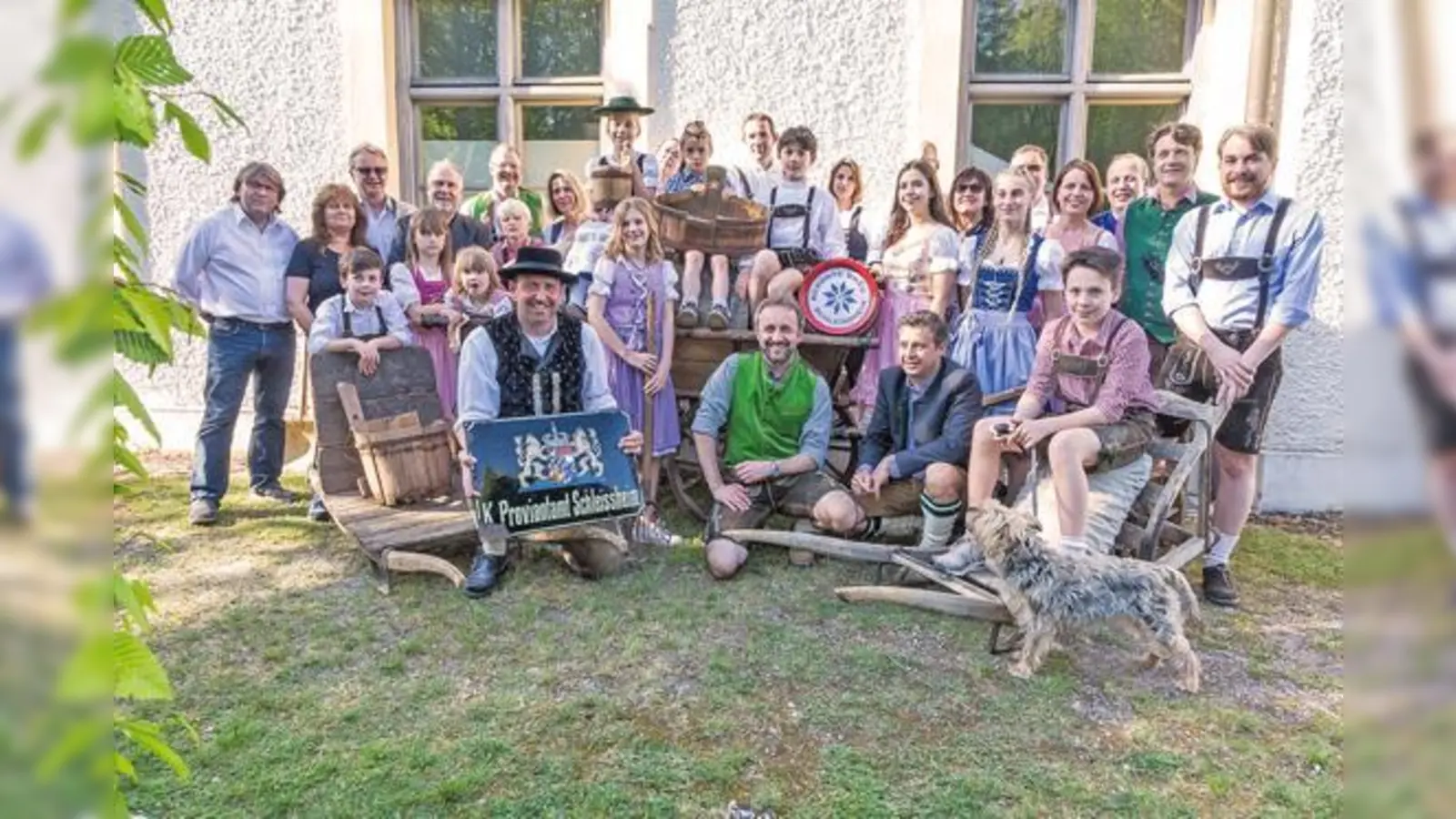 Die »Schleißheimer Bieridealisten wider dem Einheitgeschmack«: Die Gründungsmitglieder der »Brauereigenossenschaft Remontebräu Schleißheim« vor dem früheren Schleißheimer Bräuhaus.  (Foto: Remonte Bräu Schleißheim/Peter Buck))