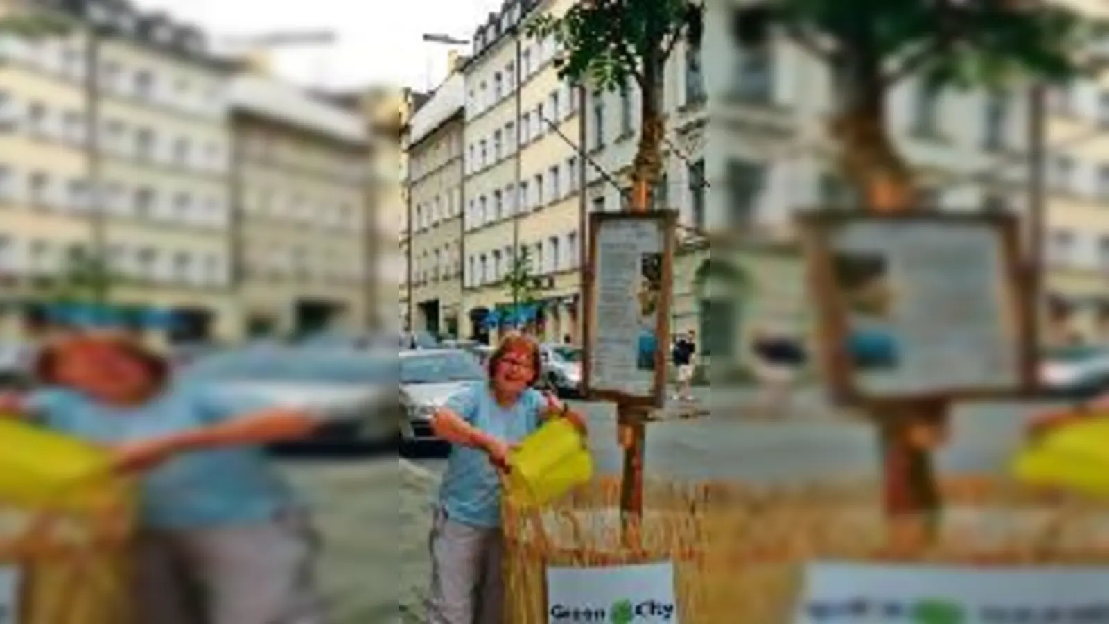 Frau Hecht aus dem Hackenviertel gießt fleißig die Eberesche vor ihrem Laden.  (Foto: VA)