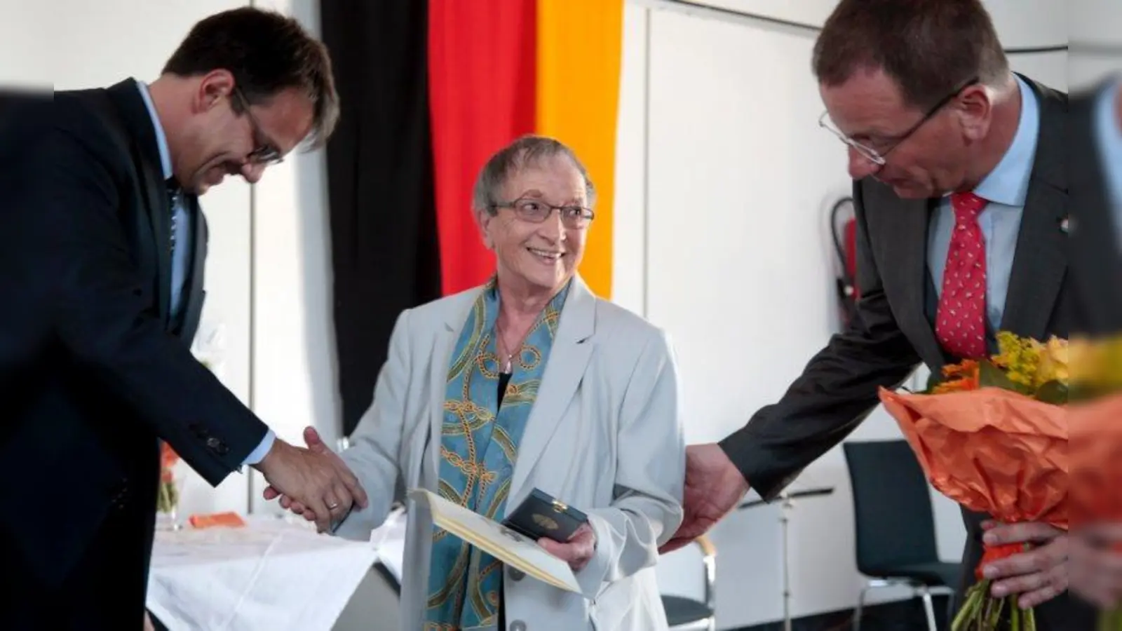 Landrat Thomas Karmasin (li.) und Oberbürgermeister Andreas Haas überreichen die Verdienstmedaille<br>an Irmgard Köhler-Langewiesche. (Foto: Stadt Germering)
