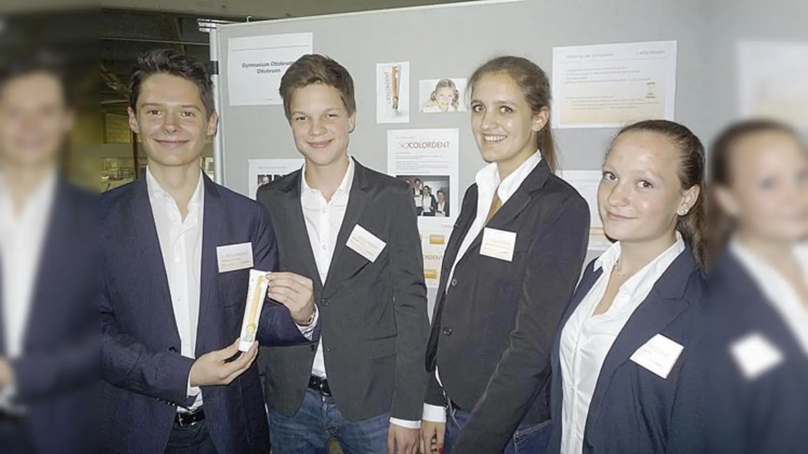 Das b@s Schulsiegerteam »ColorDent« (v.l.): Roman Grassinger, Marius Häckh, Anna-Magdalena Breitfeld und Sophie Scherger. 	 (Foto: Ulrike Nesbeda)