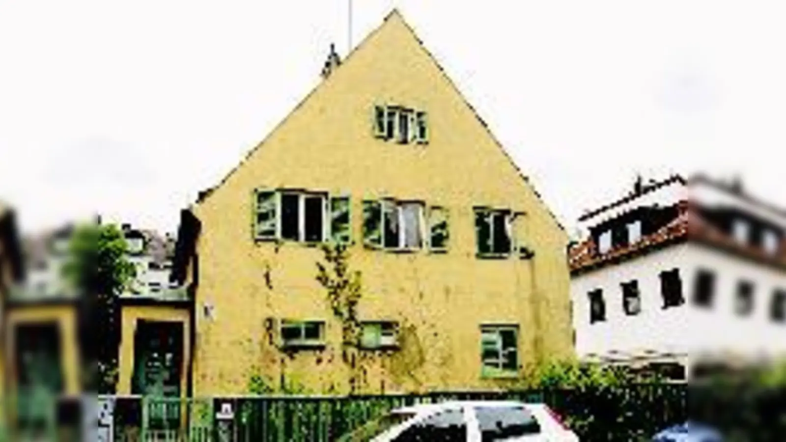 Seit Jahren verfällt dieses Haus in der Limburgstraße 13 in Ramersdorf. Trotz zahlreicher Beschwerden lässt sich rechtlich nichts machen.  (Foto: A. Boschert)