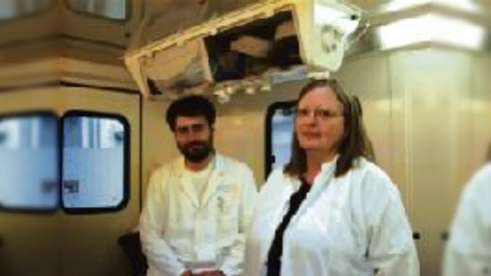 Krankenpfleger Frater Karl Wiench und Dr. Barbara Peters-Steinwachs (v.l.) verarzten Obdachlose.  (Foto: js)