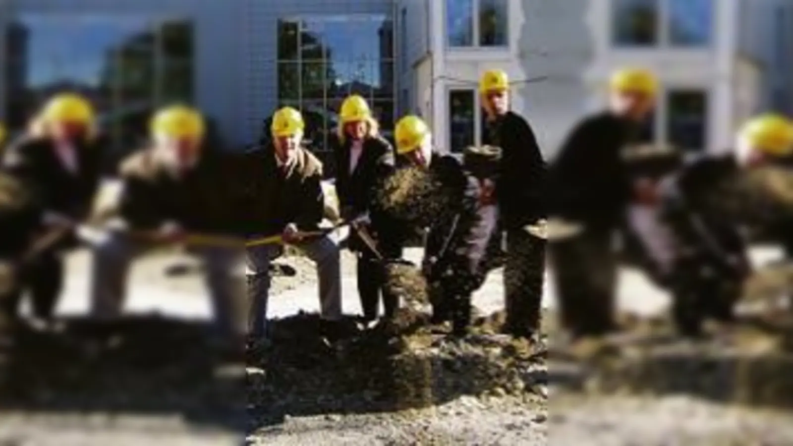 Mit viel Elan ging es zu Werke: Der Spatenstich für die erste Turnhalle der Schule in Hochbrück. 	 (Foto: VA)