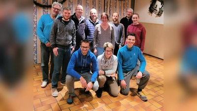 Der Vorstand (stehend von links): Herbert Kirchmayer (Kassier), Matthias Pfab (stv. Abteilungsleiter), Lutz Meier-Staude (Pressesprecher), Mike Jäger (Sportlicher Leiter), Verena Heubeck (stv. Jugendleiterin und Materialbeauftragte), Benedikt Schütz (Technischer Leiter), Andreas Burkert (Social Media und Homepage-Beauftragter), Lillian Siebert (Abteilungsleiterin) sowie (kniend von links) Jürgen Ost (stv. Sportlicher Leiter), Karen Herger (Schriftführerin) und Martin Garbe (stellv. Technischer Leiter). Nicht auf dem Bild sind Michael Baumbauer (Prüfungswart und Breitensportkoordinator), Michael Klinger (Webmaster), Jeannine Klemm (Jugendleiterin und stv. Prüfungswartin). (Foto: red)